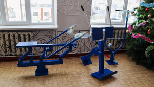 Активисты "Мира Луганщине" доставили в ровеньковскую гимназию тренажеры для спортплощадки