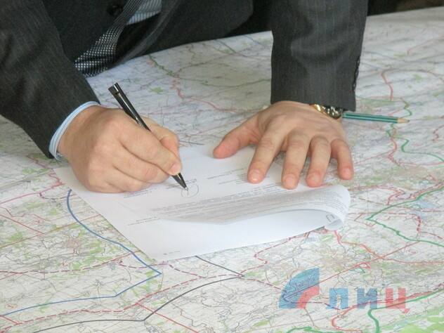 Подписание плана отвода вооружений. Луганск, 20 февраля 2015 года.jpg