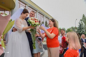 "Символ любви": молодоженам Луганска подарили ромашки на счастье