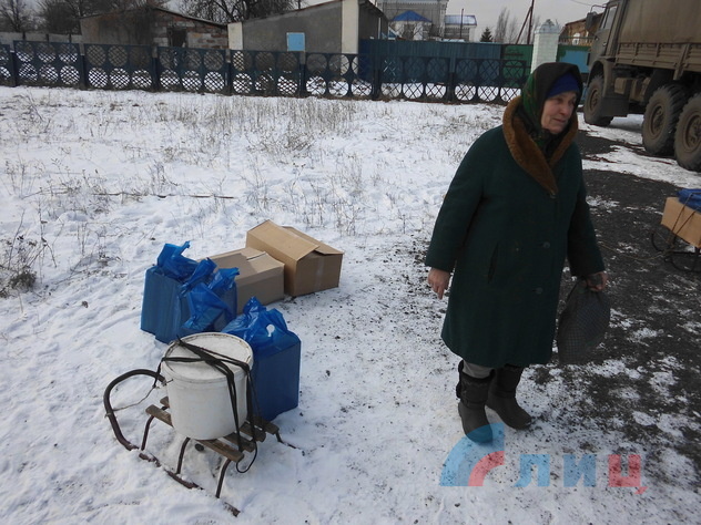 Раздача гуманитарной помощи жителям поселка Чернухино, 19 февраля 2015 года.