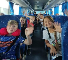 Почти 300 алчевских школьников отправились на оздоровление в Вологодскую область