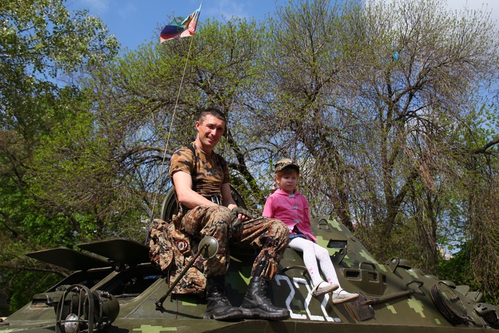 Вручение боевого знамени МВД ЛНР, Луганск, 2 мая 2015 года