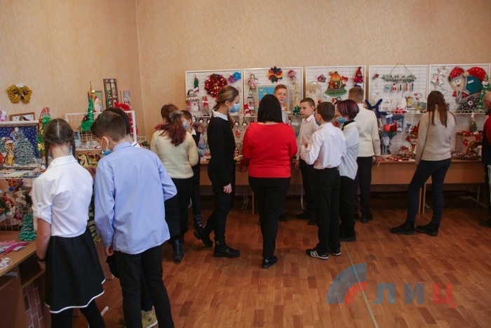 Выставка-конкурс новогодних украшений "Зимняя сказка", Луганск, 16 декабря 2021 года