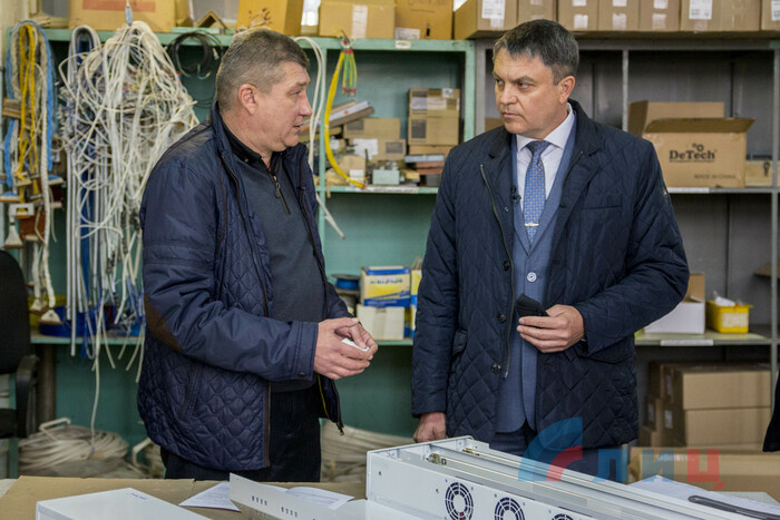 Ознакомление главы ЛНР Леонида Пасечника с производством рециркуляторов для очищения воздуха, Луганск, 28 октября 2020 года