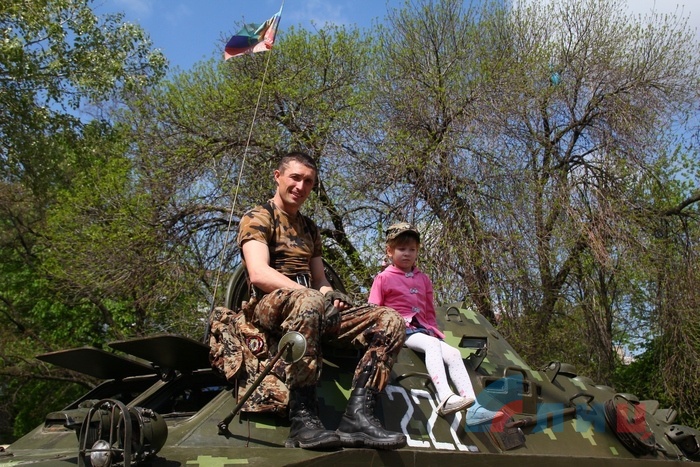 Вручение боевого знамени МВД ЛНР, Луганск, 2 мая 2015 года. Фото: Александр Река / ЛИЦ