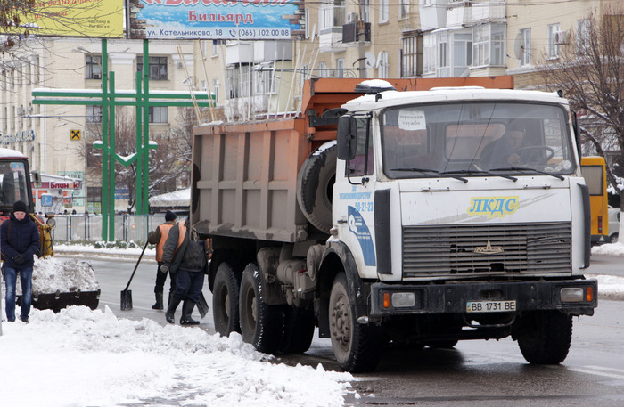 Очистка от снега улиц города, Луганск, 27 ноября 2017 года