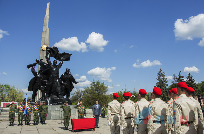 Вручение знамени участникам Союза юнармейских клубов ЛНР "Молодая гвардия", Луганск, 6 мая 2019 года