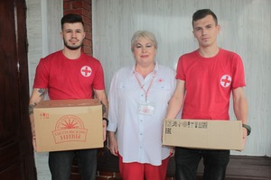 Общество Красного Креста передало продукты 100 размещенным в Белолуцке беженцам