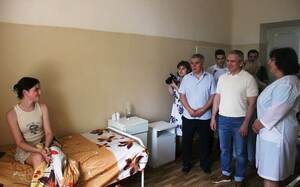 Губернатор Тюменской области передал краснодонскому роддому медикаменты и подарки