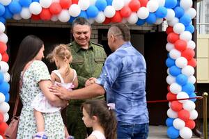 Pasechnik presents keys to new apartments to first six Alchevsk families