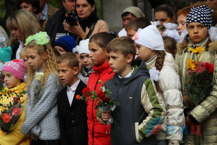 Открытие памятного знака погибшим мирным жителям и защитникам Донбасса, Металлист Славяносербского района, 29 сентября 2017 года