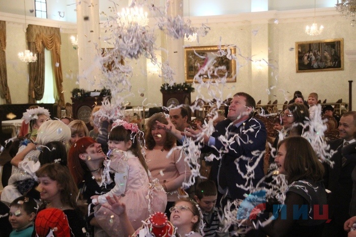 Новогодний утренник для подопечных Луганского городского центра социальной реабилитации детей-инвалидов, Луганск, 24 декабря 2015 года