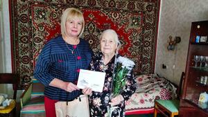 Путин поздравил с 95-летием жительницу Алчевска