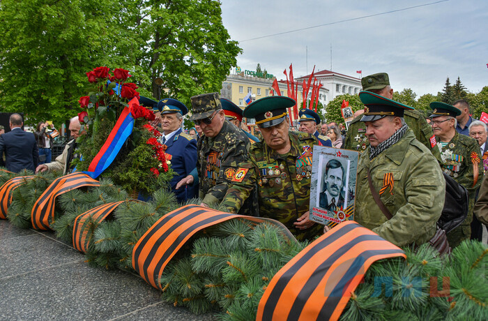Возложение цветов к Пилону Славы и Вечному огню, Луганск, 9 мая 2023 года