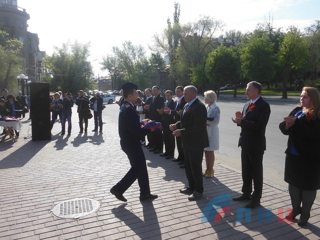 Передача Государственного флага ЛНР представителям городов и районов Республики, Луганск, 12 мая 2015 годаJPG
