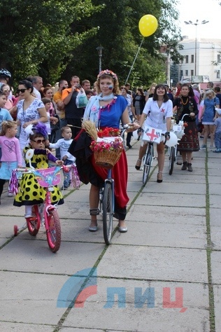 Шоу "Леди на велосипеде", посвященное Дню города, Луганск, 9 сентября 2017 года