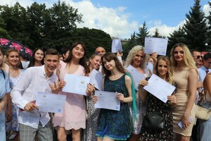 Более 400 выпускников ЛГАКИ получили дипломы ЛНР и РФ