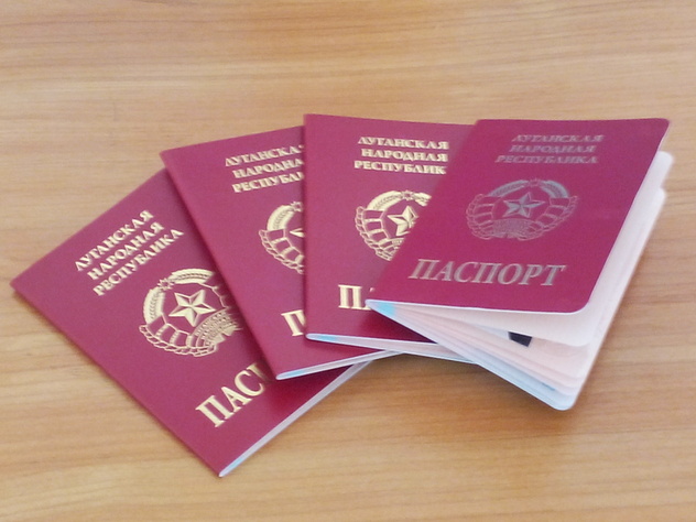 Первые пять жителей Первомайска получили паспорта ЛНР, Первомайск, 21 сентября 2015 года