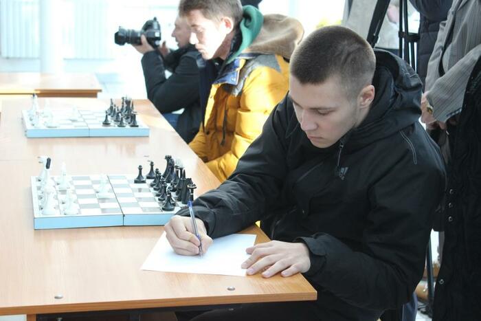 Сеанс одновременной игры гроссмейстера Геннадия Кузьмина со студентами ЛНУ им. Даля, Луганск, 24 ноября 2016 года