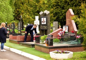 Представители ОП ЛНР почтили память первого главы Республики на его могиле в Подмосковье
