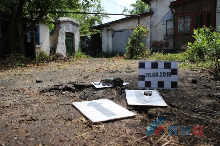 Последствия обстрела поселка Донецкий со стороны ВСУ, 28 июня 2018 года