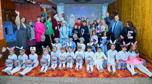 Красноярский Дед Мороз поздравил юных свердловчан и вручил им ценные подарки