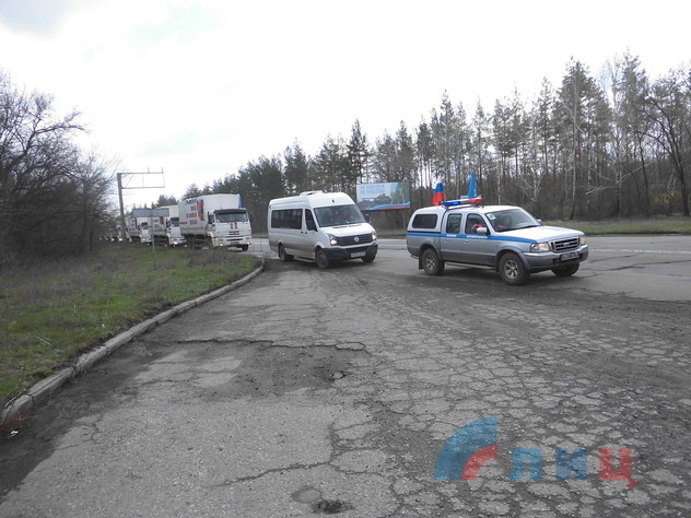 Российские спасатели доставили в Луганск 660 тонн гуманитарных грузов, 16 апреля 2015 года.