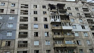 Беспилотник ВСУ атаковал многоэтажку в Алчевске, повреждены 500 окон – глава города