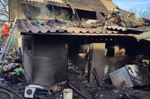 Пожар в поселке Брикетный лишил пожилую женщину летней кухни и документов – МЧС