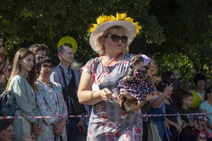Зоодефиле "Четыре лапы" прошло в центре Луганска ко Дню города