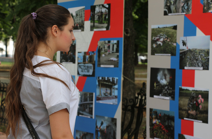 Фотовыставка памяти жертв крушения малазийского "Боинга", Луганск, 17 июля 2018 года