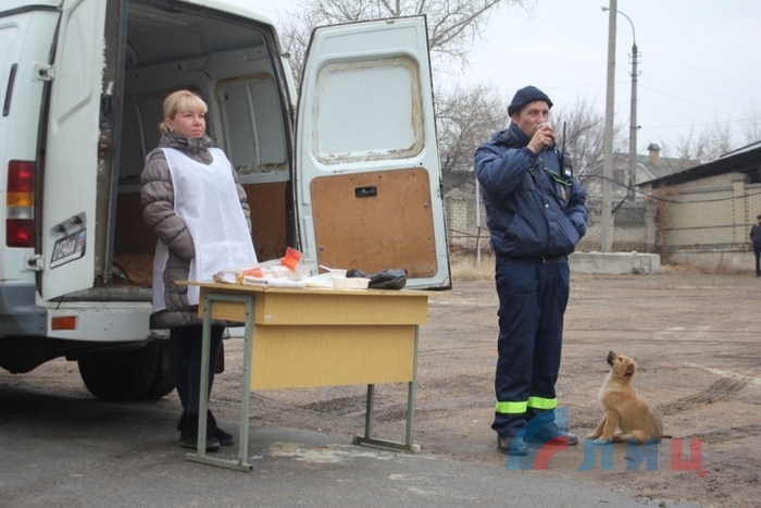 Разгрузка автомобилей 61-го гуманитарного конвоя МЧС России, Луганск, 28 февраля 2017 года