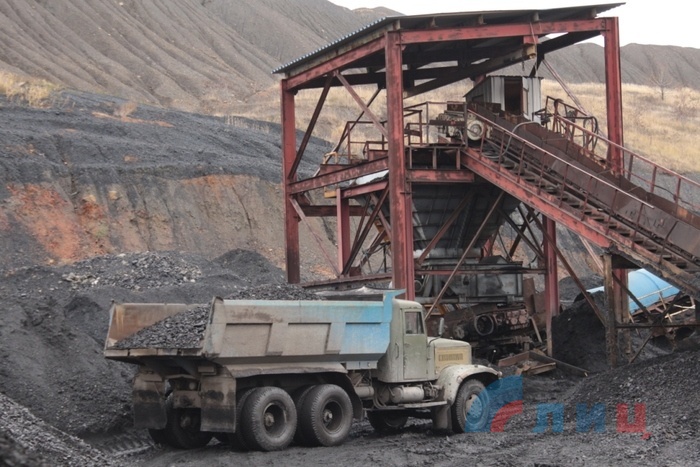 Отгрузка социального угля на шахте "Белореченская", Лутугинский район, 31 октября 2017 года