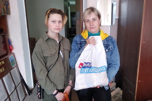 Более 20 нуждающихся жителей Брянки и Ровеньков получили проднаборы от проекта "Волонтер"