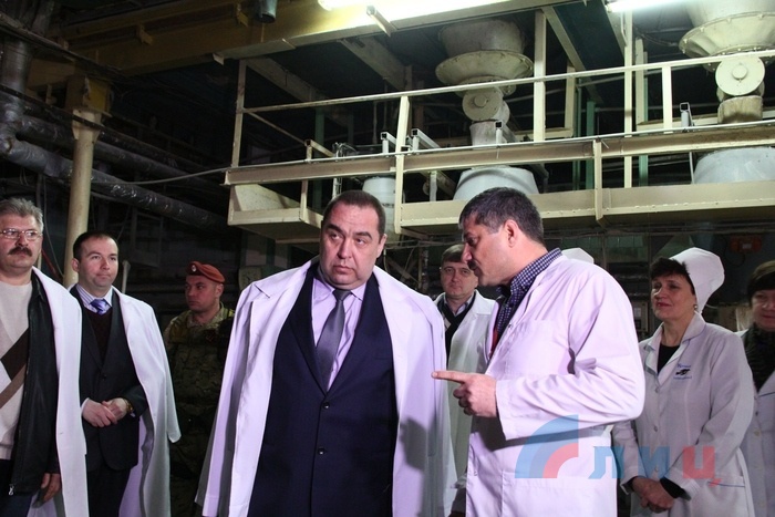 Глава ЛНР Игорь Плотницкий посещает Луганский хлебозавод №4, 2 апреля 2015 года