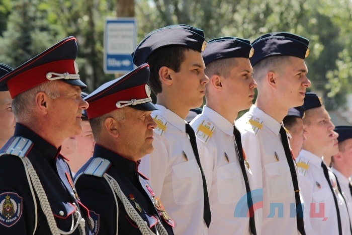Глава ЛНР вручил аттестаты первым выпускникам Луганского казачего кадетского корпуса