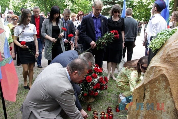 Акция памяти мирных жителей, погибших в результате авиаудара ВСУ по бывшей ОГА, Луганск, 2 июня 2017 года