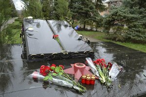 Жители ЛНР почтили память жертв украинской агрессии против Донбасса
