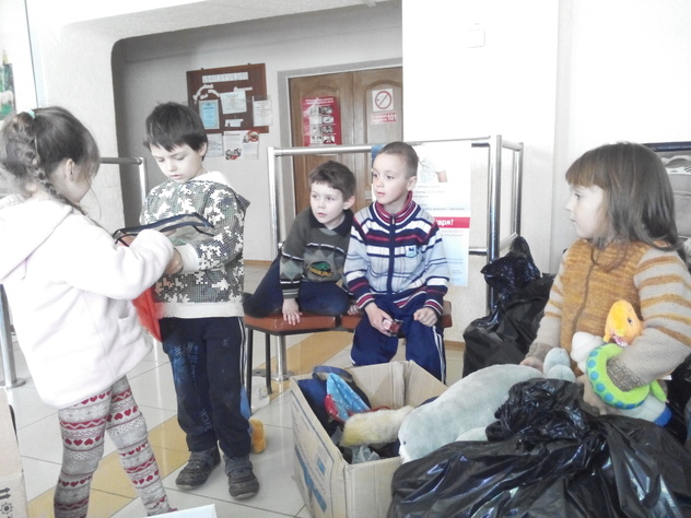 Генпрокуратура ЛНР передала нуждающимся вещи, изъятые у "банды Бэтмена", 18 марта  2015 года