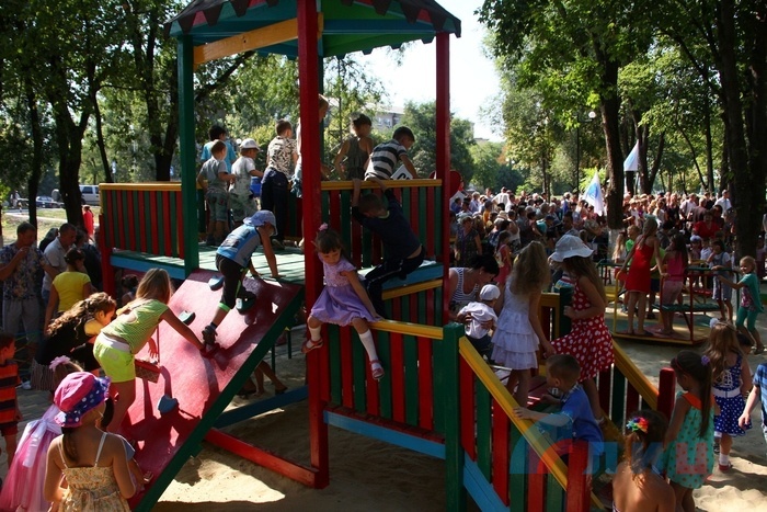 Глава ЛНР принимает участие в открытии детской площадки и сквера в Свердловске, 28 августа 2015 года
