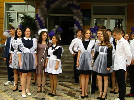 Министр образования ЛНР поздравил с Днем знаний школьников Станично-Луганской гимназии