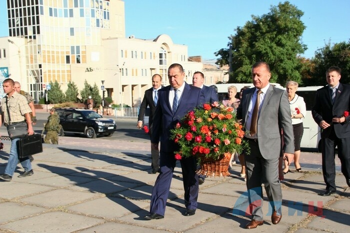 Руководители ЛНР в День города почтили память выдающихся луганчан, Луганск, 12 сентября 2015 года