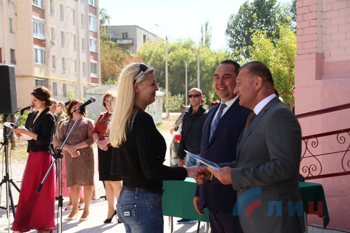 Глава ЛНР вручает ордера на квартиры в первой новостройке Луганска, 12 сентября 2015 года