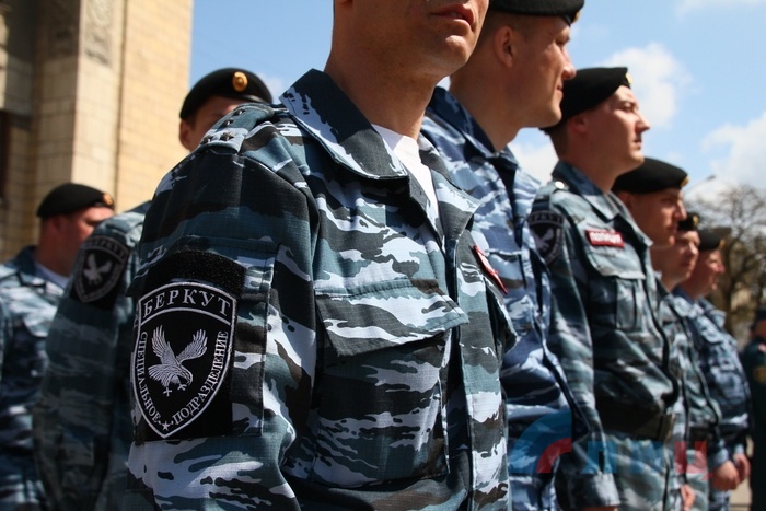 Вручение боевого знамени МВД ЛНР, Луганск, 2 мая 2015 года