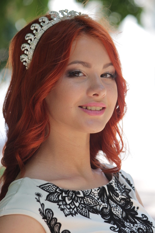 Победительница конкурса "Мисс ЛНР" на пресс-конференции в ЛуганскИнформЦентре, 26 мая 2015 года