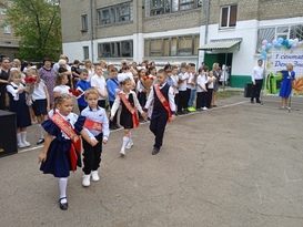 Первоклассники из Молодогвардейска в День знаний получили подарки от главы ЛНР