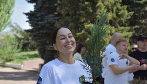 Представители Чувашии в рамках проекта "Семейный лес" передали Краснодону цветы и деревья