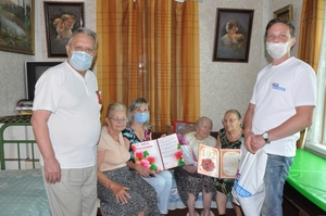 Власти и общественники Стаханова поздравили со 102-летием ветерана войны Евдокию Демченко