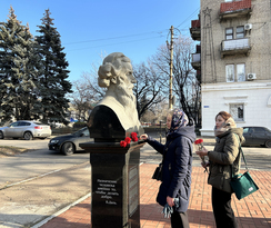 Краснолучане возложили цветы к памятнику Казаку Луганскому в честь 222-летия Даля