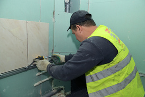Специалисты из Красноярского края ремонтируют номера в свердловском санатории